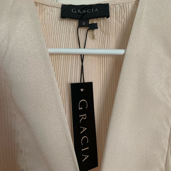 NWT Gracia Balloon Sleeve Tie Front Peplum Blouse - Picture 4 of 8